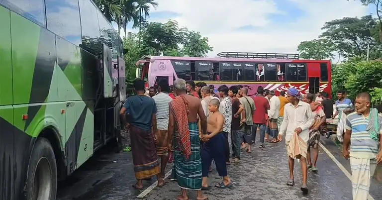 দুর্ঘটনাকবলিত বাস দু’টি